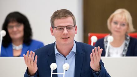 „Es darf keine Zusammenarbeit mit der AfD geben“, sagt Brandenburgs Linken-Chef Sebastian Walter und kritisiert seine Genossen.