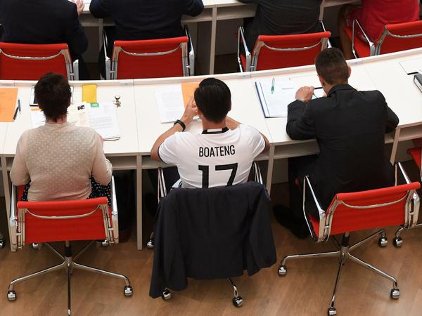 Der Abgeordnete Sven Petke (CDU) sitzt am Mittwoch in einem Fußball-Shirt mit der Aufschrift "Boateng" in Potsdam (Brandenburg) auf seinem Platz im Plenum.