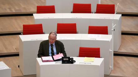 Der Vorsitzende der AfD-Fraktion im Brandenburger Landtag, Alexander Gauland, sitzt kurz vor Beginn einer Sitzung am 10.06.2016 in Potsdam auf seinem Platz im Plenum des Landesparlamentes.