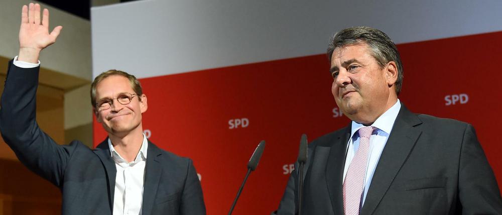 Berlins regierender Bürgermeister Michael Müller (SPD) und SPD-Parteivorsitzender Sigmar Gabriel sprechen am 04.09.2016 im Willy-Brandt-Haus in Berlin über die Landtagswahl in Mecklenburg-Vorpommern. 