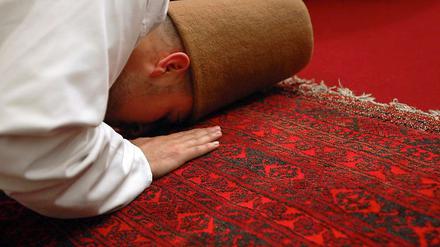 Ein Sufi-Derwisch betet im Sufi-Zentrum Rabbaniyya anlässlich der Langen Nacht der Religionen.