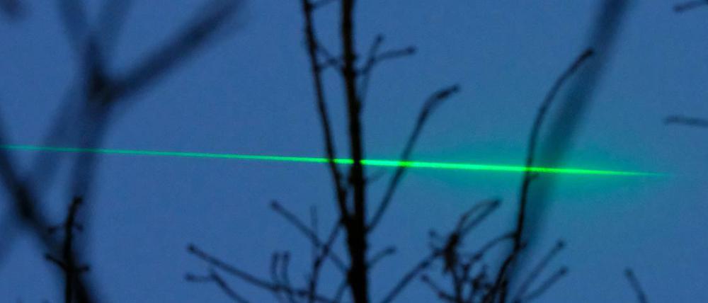 Grüne Gefahr: Der Lichtstrahl eines Laserpointers.