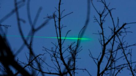 Ein Laserstrahl kann ein Flugzeug gefährden. 