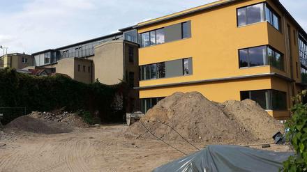 Hinterhof. Rechts der Neubau der Max-von-Laue-Schule, links alter Bestand mit dem neuen Dachgeschoss.