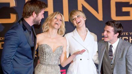 Mit ihren US-Kollegen Liam Hemsworth (links), Elizabeth Banks und Josh Hutcherson hatte Jennifer Lawrence sichtlich Spaß auf dem Teppich des Cinestar am Potsdamer Platz. 