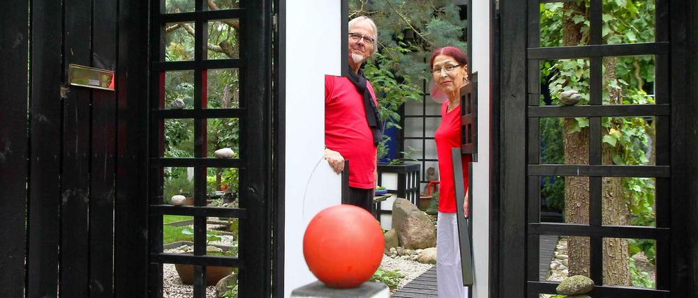 Willkommen. Reinhardt und Barbara Lebek an der Pforte ihres japanischen Gartens im Oberhofer Weg 44 in Lichterfelde.