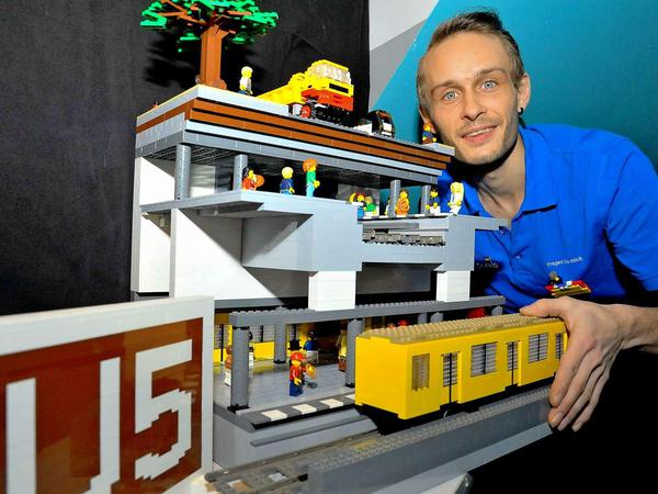 Olaf Reichert und Icke. Weil er die neue U-Bahn-Baureihe so toll findet, hat sich der Legobauer dafür entschieden, sie auf der U 5 fahren zu lassen. Das könnte eines Tages sogar tatsächlich passieren, auch wenn "Icke" erst mal nur auf den Linien U 1 bis U 4 fährt.