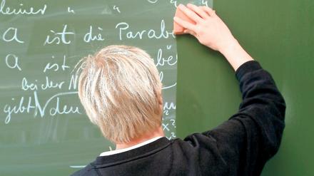 Lehrer bleiben noch auf Jahre knapp - besonders an Grundschulen und in Mangelfächern wie Mathematik, Physik, Chemie, Informatik und Musik .