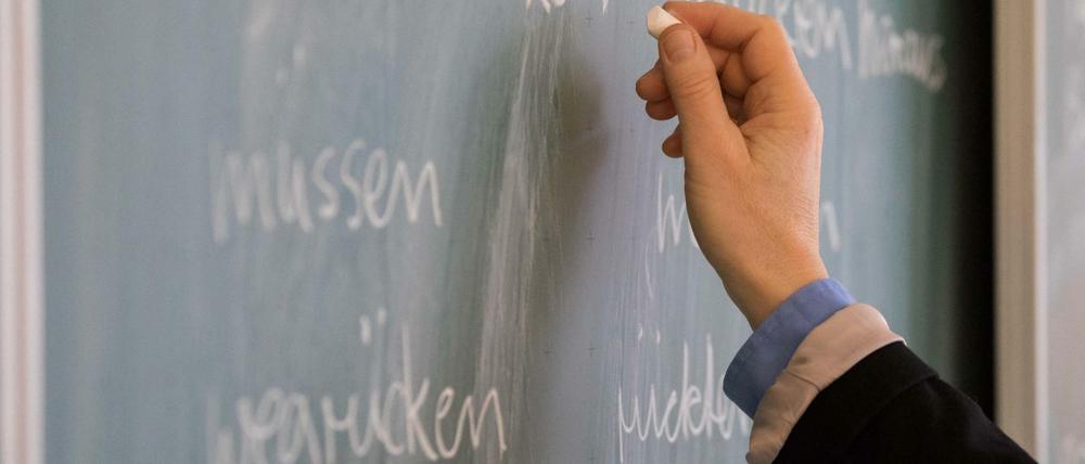 "Müssen" und "wegrücken": An einer Berliner Waldorfschule nicht nur Wörter für die Tafel.