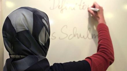 Umstritten. Eine Lehrerin mit Kopftuch. Berlins Neutralitätsgesetz steht dagegen. 
