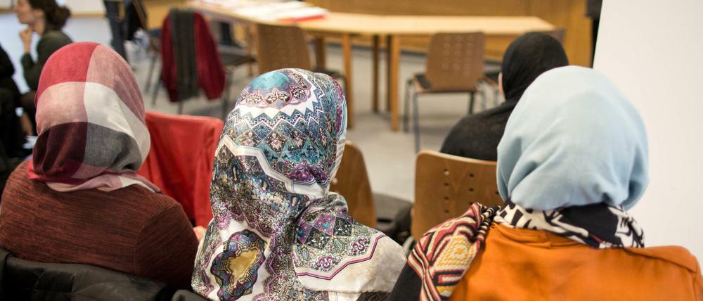 Derzeit wird am Berliner Arbeitsgericht in mehreren Fällen über das Kopftuchverbot für Lehrerinnen an Schulen verhandelt. 