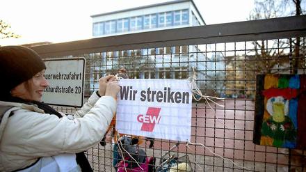Wie hier an der Fläming-Grundschule haben am Dienstag zahlreiche angestellte Lehrer in Berlin die Arbeit niedergelegt.