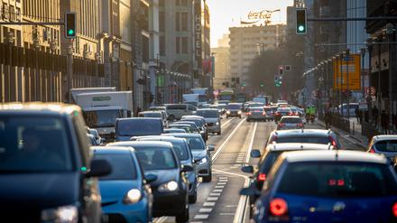 Selten voll. Die Leipziger Straße ist eine der wichtigsten Ost-West-Achsen durch die Berliner Innenstadt. Seit Beginn der Coronakrise hat der Autoverkehr hier besonders deutlich abgenommen.
