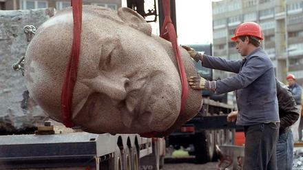 Goodbye Lenin. 1991 wurde das Denkmal in Friedrichshain abgebaut und in mehr als 120 Einzelteilen in den Köpenicker Forst gebracht.