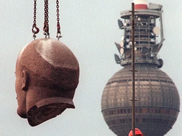 Nach langen Verhandlungen, Absetzung von der Denkmalliste und gewissenhaften bautechnischen Vorbereitungen ging Lenins Kopf am 13.11.1991 wohlbehalten und sanft zu Boden.