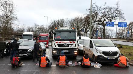 Aktivisten der Gruppe "Letzte Generation" hatten im vergangenen Februar in Berlin unter anderem eine Stadtautobahn blockiert.