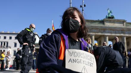 Eine Aktivistin der "Letzten Generation" am Freitag vor dem Brandenburger Tor.