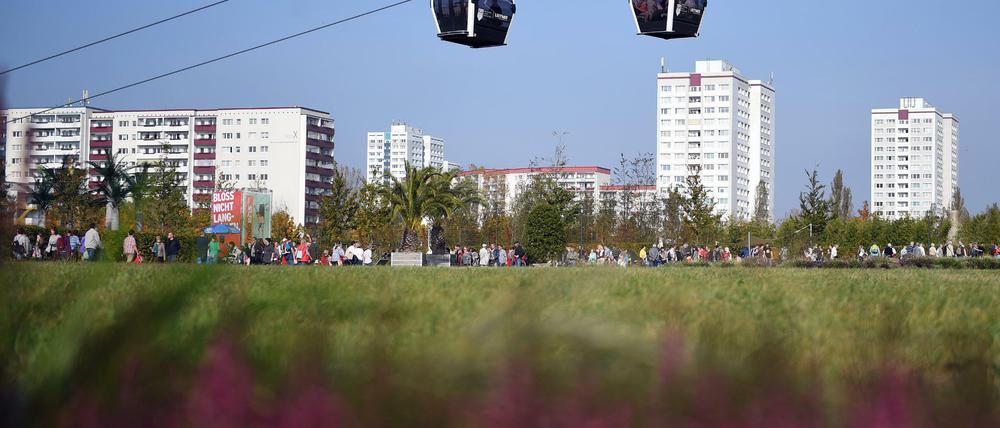 Die Gondeln der Seilbahn schweben am 15.10.2017 in Berlin über das Gelände der IGA (Internationalen Gartenausstellung). Foto: Britta Pedersen/dpa-Zentralbild/dpa +++(c) dpa - Bildfunk+++