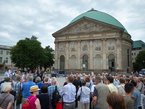 Protest gegen den vom Erzbistum geplanten Umbau der St. Hedwigs-Kathedrale - hier anlässlich des letzten Gottesdienstes vor Beginn der Sanierung. 