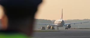 Adieu, TXL! Ein Flughafenmitarbeiter schaut dem letzten Flugzeug hinterher, das in Tegel abhebt.