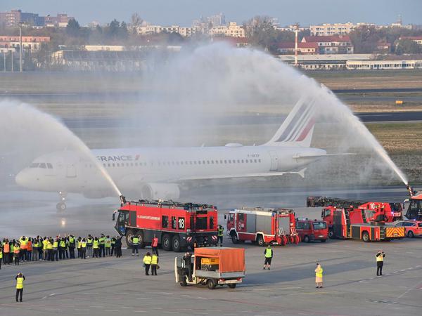 Mit Wasserfontänen bespritzt die Flughafen-Feuerwehr den letzten Tegel-Flieger.