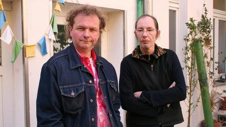 Unbefristet sicher. Genossenschaftsvorstand Ulf Heitmann (links) und Bewohner Andreas Döhler.