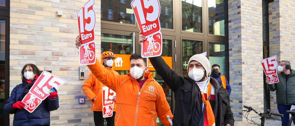 Im Januar demonstrierten Lieferando-Kuriere vor der Zentrale des Mutterkonzerns Just Eat Takeaway in Kreuzberg für bessere Arbeitsbedingungen. Unterstützt wurden sie von der Gewerkschaft Nahrung Genuss Gaststätten (NGG).