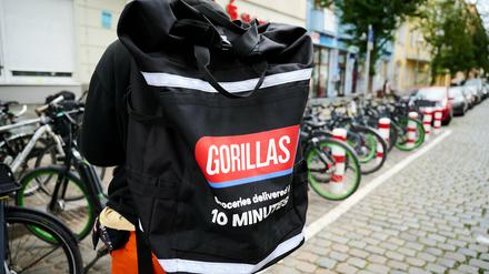 Ein Beschäftigter des Lieferdienstes Gorillas vor der Filiale in der Muskauer Straße (Archiv).