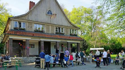 Vorgeschmack. Vor dem sanierungsbedürftigen Parkwächterhaus hat der Verein „Parkhaus Lietzensee“ ein kleines Eis-Café gestartet. 