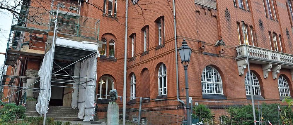 Schöne alte Schule, absturzgefährdetes Mauerwerk: Der Haupteingang des Lilienthal-Gymnasiums ist mit einem Gerüst gesichert. 