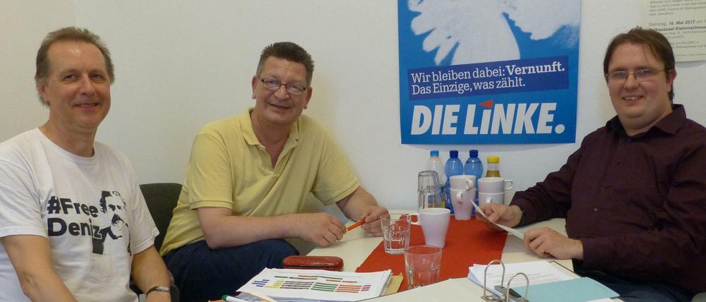 (von links:) Hans-Walter Krause, Gerald Bader und Mathias Gruner sitzen im Fraktionsbüro der Linken.