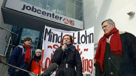 Politik machen. Linken-Chefin Katja Kipping redet vor dem Jobcenter in Neukölln, rechts neben ihr Bernd Riexinger, ebenfalls Parteivorsitzender und lange Gewerkschafter in Stuttgart.