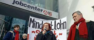 Politik machen. Linken-Chefin Katja Kipping redet vor dem Jobcenter in Neukölln, rechts neben ihr Bernd Riexinger, ebenfalls Parteivorsitzender und lange Gewerkschafter in Stuttgart.