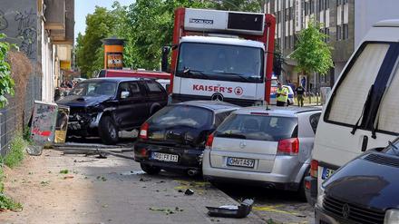 Die ganze Palette. Ein LKW rammte am Montagmorgen in Friedrichshain eine ganze Reihe parkender Autos - es entstand hohe Sachschaden.