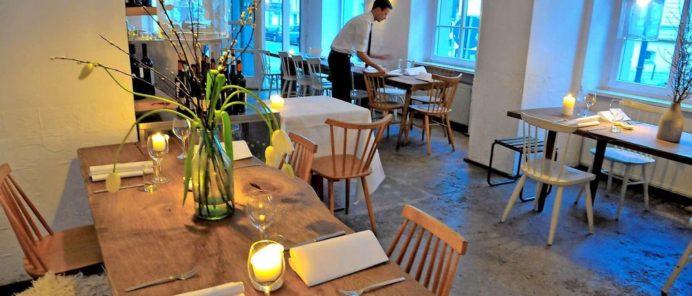 Das gefällt der Szene: Blanke Holztische, stylisches Ambiente, gute Küche, stilvoll serviert. Das Restaurant "Lokal" in der Linienstraße hat sein Publikum schon gefunden.