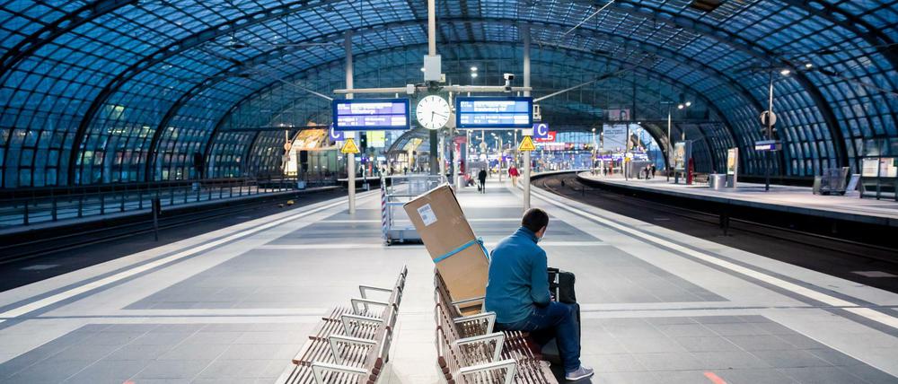 Der Streik im Nahverkehr hat begonnen: Ein Fahrgast sitzt am Morgen am Hauptbahnhof auf einem weitgehend leeren Bahnsteig.