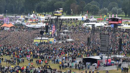 Mega-Event. Rund 85.000 Besucher kamen am ersten Festivaltag nach Hoppegarten - und wollten auch wieder zurück nach Berlin.