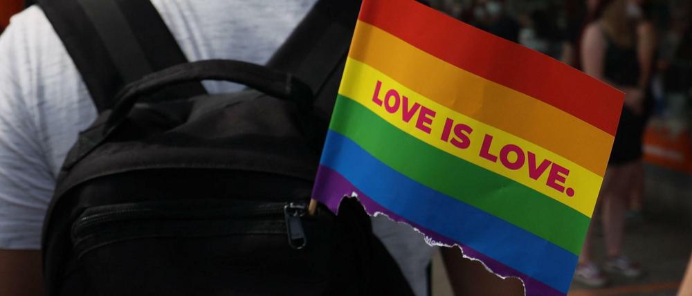 Beim CSD haben Zehntausende Menschen unter anderem gegen Homophobie demonstriert (Symbolbild von der Parade). 