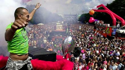 Nur zum Spaß? Die Loveparade begann als Demo, verlor diesen Status aber 2001. Das Bild stammt aus demselben Jahr. 