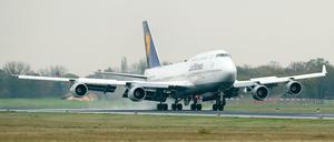 Eine Boeing 747-400 der Lufthansa landet in Tegel.