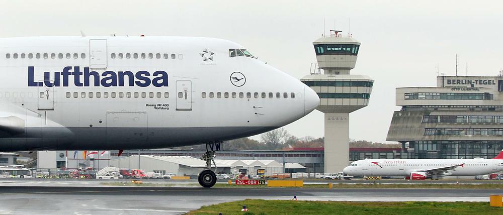 Eine Boeing 747-400 der Lufthansa auf dem Flughafen Berlin-Tegel. Die Fluggesellschaft setzt im November auf einem einstündigen Flug zwischen Frankfurt und Berlin ein Großraumflugzeug ein.
