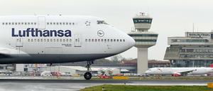 Eine Boeing 747-400 der Lufthansa auf dem Flughafen Berlin-Tegel. Die Fluggesellschaft setzt im November auf einem einstündigen Flug zwischen Frankfurt und Berlin ein Großraumflugzeug ein.