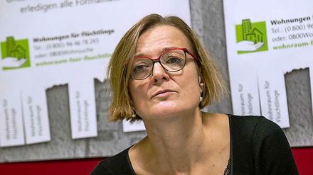 Die Integrationsbeauftragte Monika Lüke vor Plakaten der Kampagne "Wohnungen für Flüchtlinge".