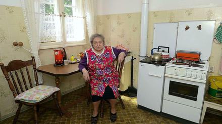 Gefährdetes Heim. Sie lebt schon lange hier, aber nun hat Edith Franke, wie viele Mieter, Angst um ihr Heim mit Ofenheizung. Nach der Sanierung soll die Miete um 400 Prozent steigen.