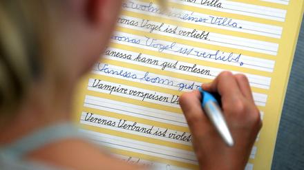 Viele Berliner Grundschüler tun sich schwer beim Schreiben. 