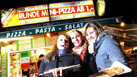 Aufgekratzt. „Ohne Pizza geht’s nicht nach Hause“, sagt Miriam (rechts) und kauft mit ihren Freundinnen Tasja (l.) und Lilly leichte Kost für den Heimweg. 