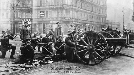 In Lichtenberg konzentrierten sich die Kämpfe zwischen Regierungstruppen und Freikorps auf der einen und Aufständischen auf der anderen Seite. Das Foto zeigt eine Artilleriestellung der Regierungstruppen am 9. März 1919. 