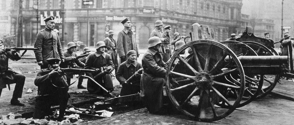 In Lichtenberg konzentrierten sich die Kämpfe zwischen Regierungstruppen und Freikorps auf der einen und Aufständischen auf der anderen Seite. Das Foto zeigt eine Artilleriestellung der Regierungstruppen am 9. März 1919. 