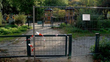 Kinder müssen draußen bleiben: Der Bezirk Mitte sperrt den Spielplatz am Magdeburger Platz wegen Verschmutzung.