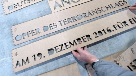 Schriftvorlagen des Mahnmales für die zwölf Opfer des Terroranschlages auf dem Breitscheidplatz.